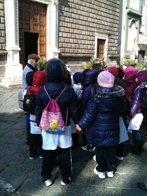 Gli alunni davanti la Collegiata di San Giovanni Battista